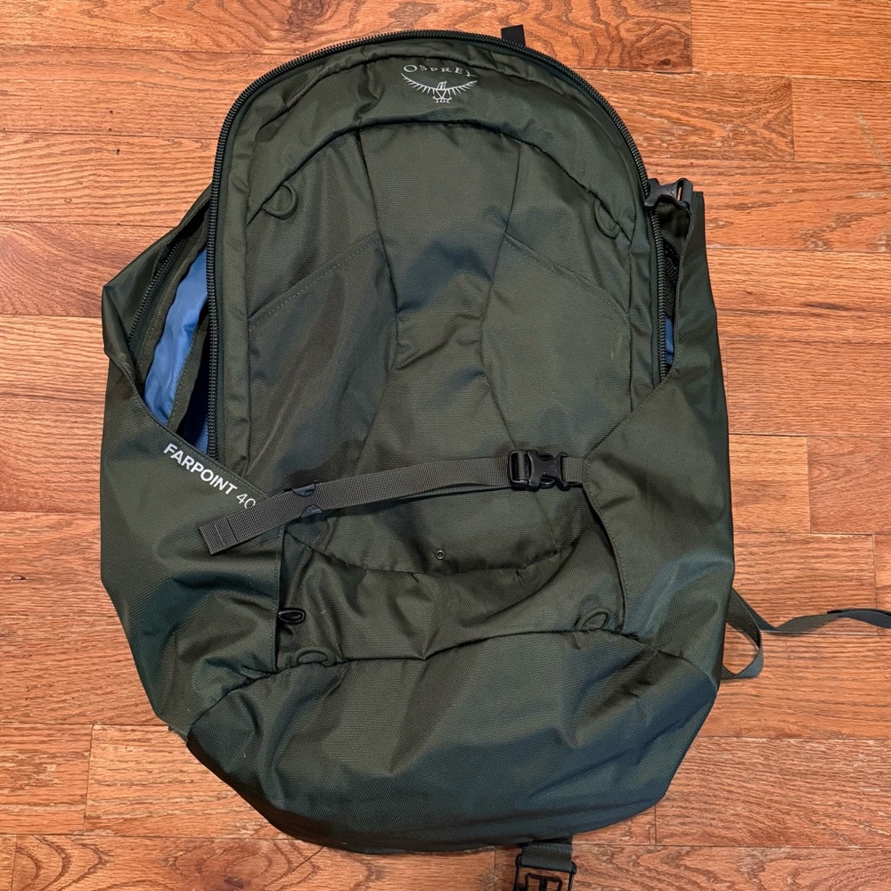 OSPREY Farpoint 40 Travel Backpack - Gopher Green